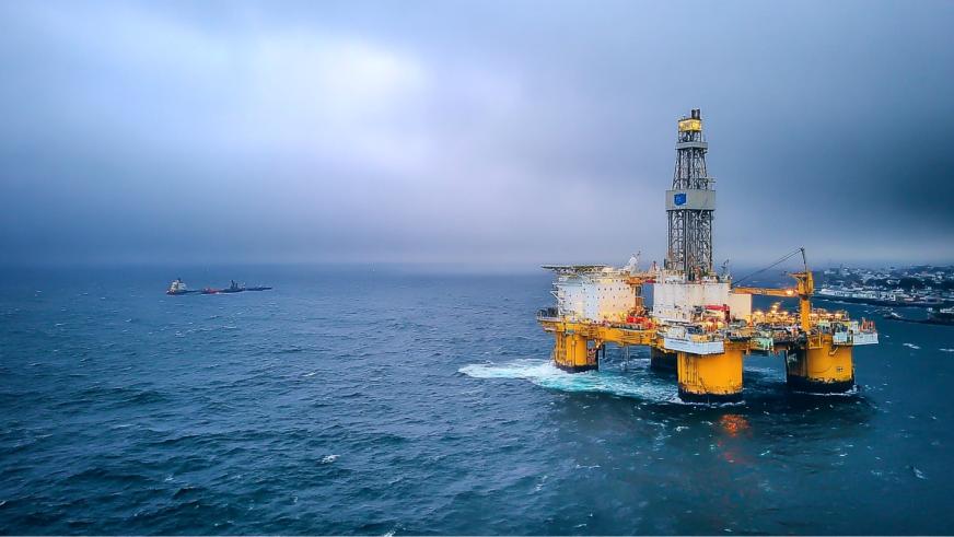 u1778461483_oil_platform_--ar_169_--profile_pmb1ld3_--v_7_d02e1d32-7dc3-482f-969e-af45c02cad04_2